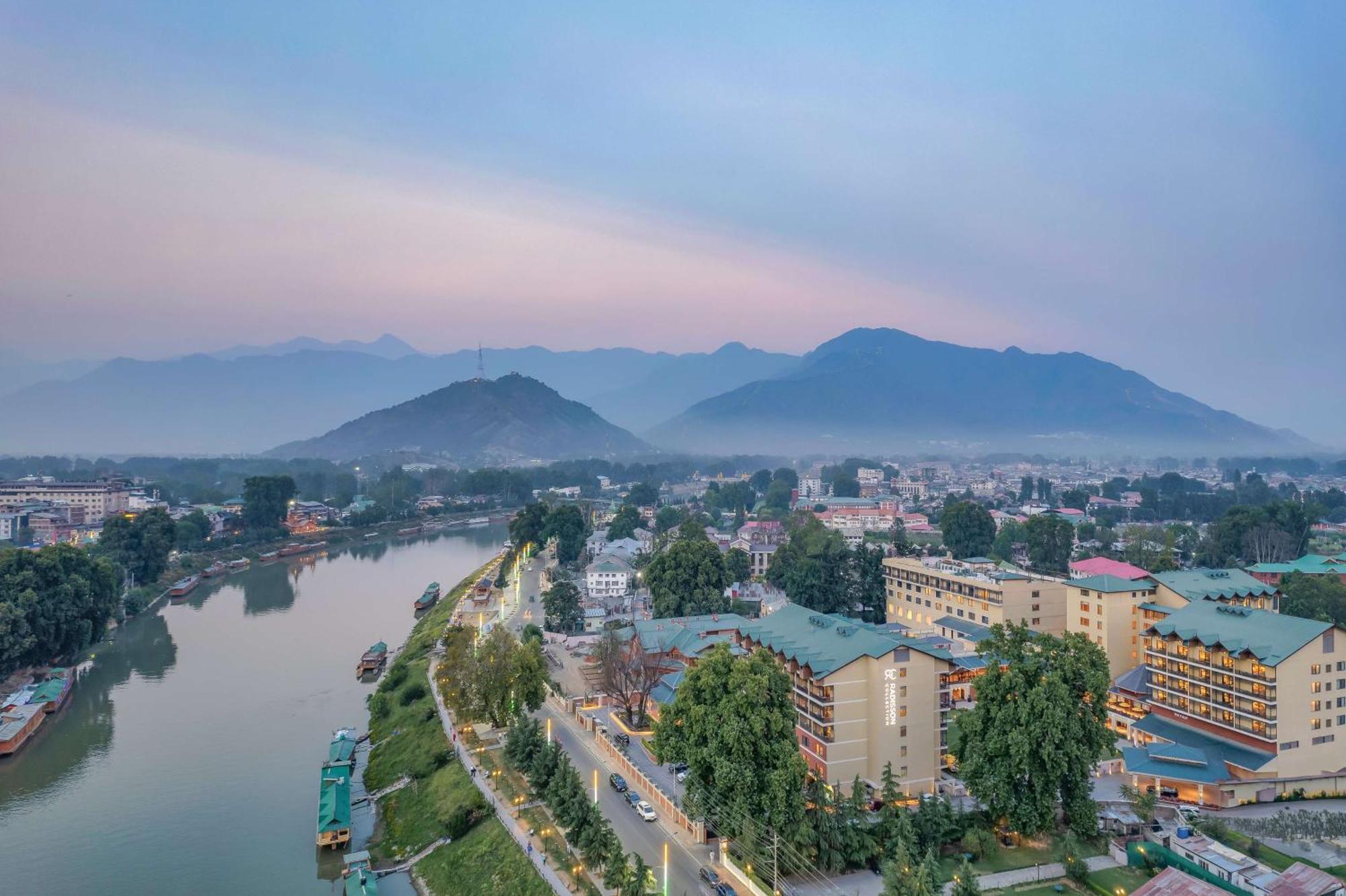 Radisson Collection Hotel & Spa, Riverfront Srinagar Dış mekan fotoğraf