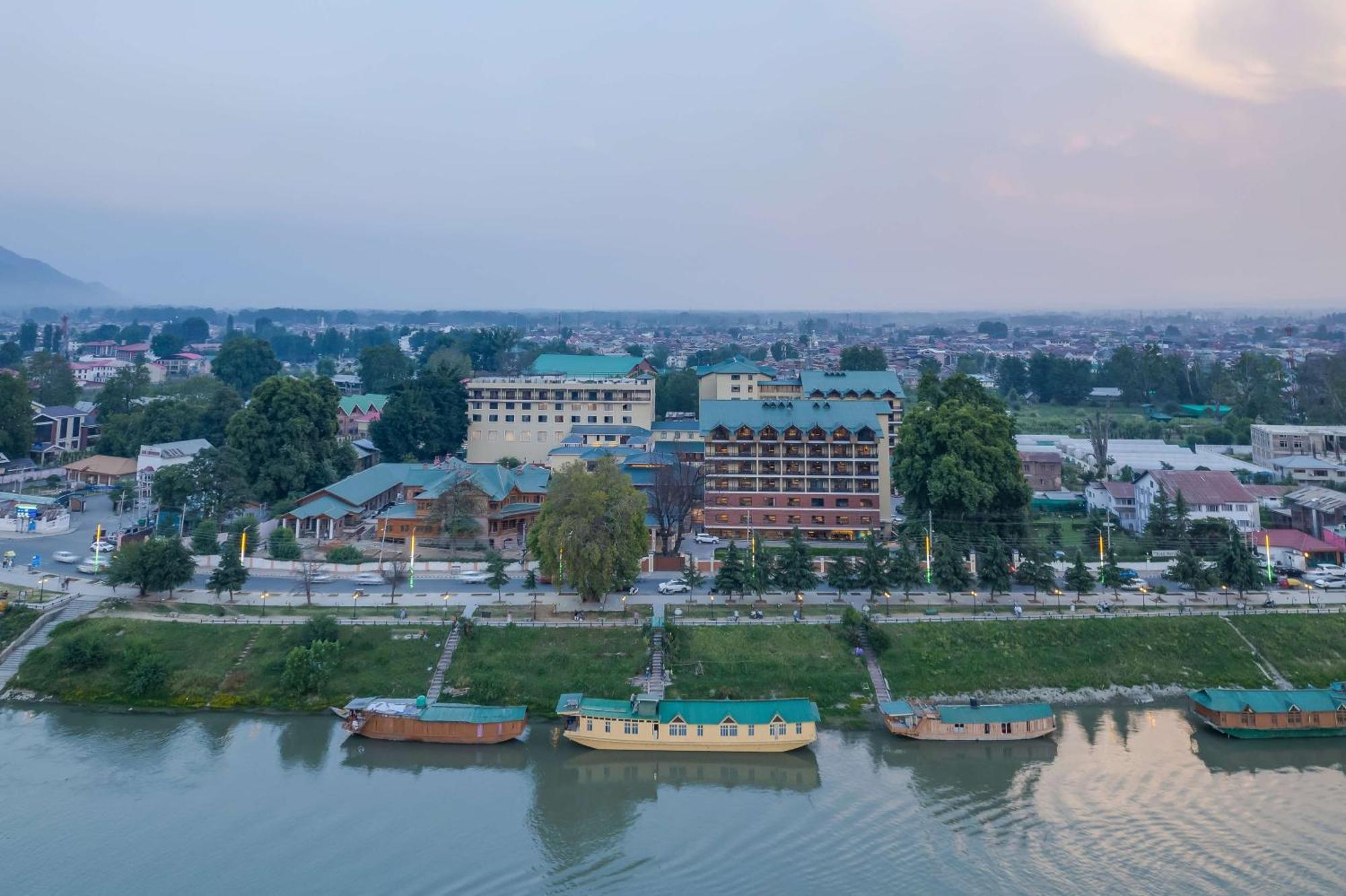 Radisson Collection Hotel & Spa, Riverfront Srinagar Dış mekan fotoğraf