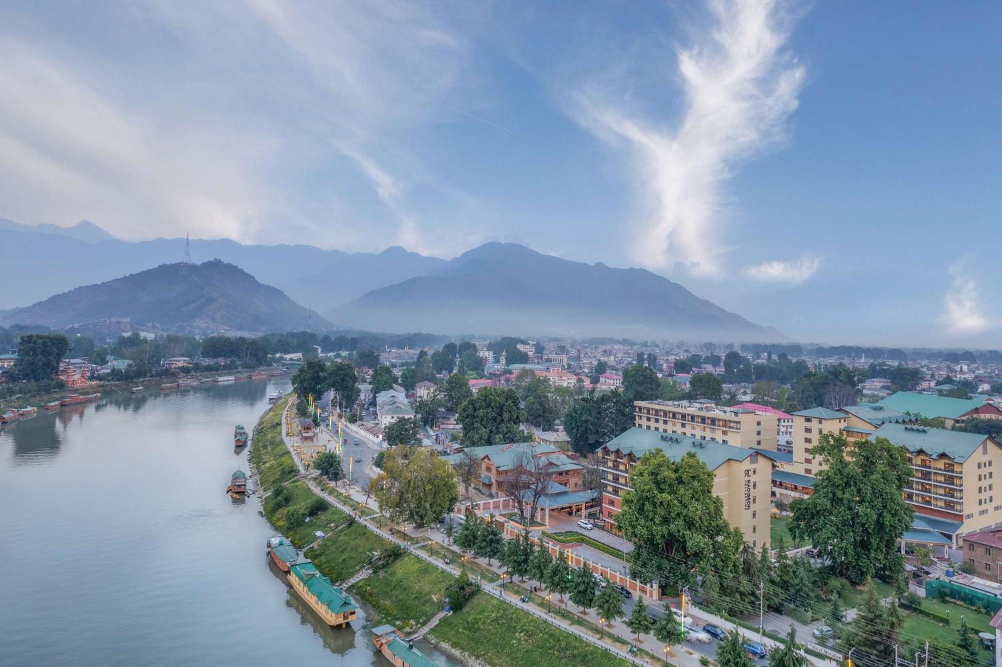 Radisson Collection Hotel & Spa, Riverfront Srinagar Dış mekan fotoğraf